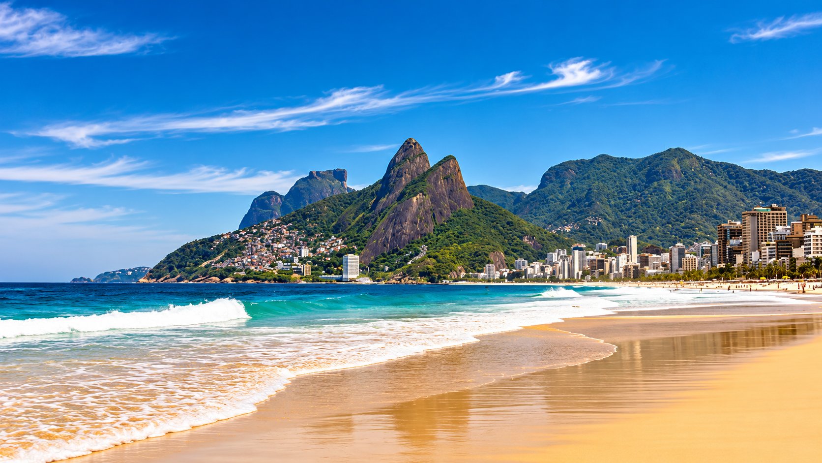 Praia de Ipanema em dia claro com o Morro Dois Irmãos, Rio de Janeiro